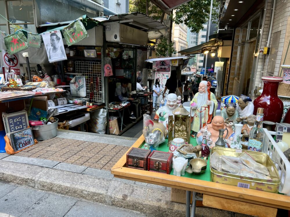 Best Things to Do in Hong Kong | The Common Traveler | image: vendors at street markets