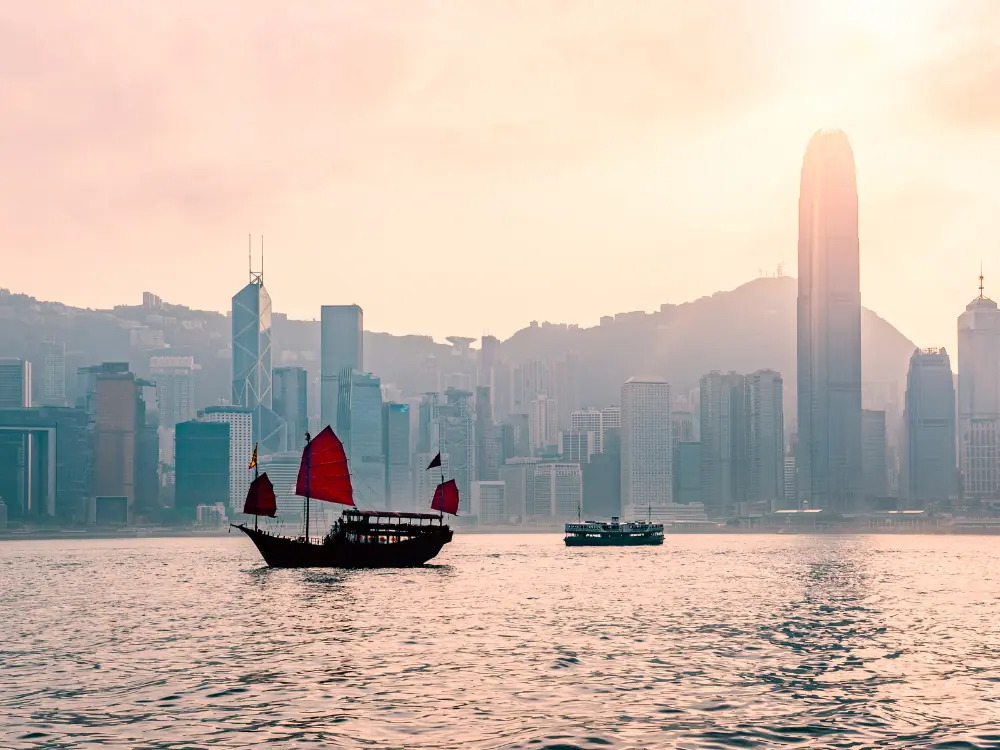 Best Things to Do in Hong Kong | The Common Traveler | image: Aqua Luna in Victoria Harbor at sunset