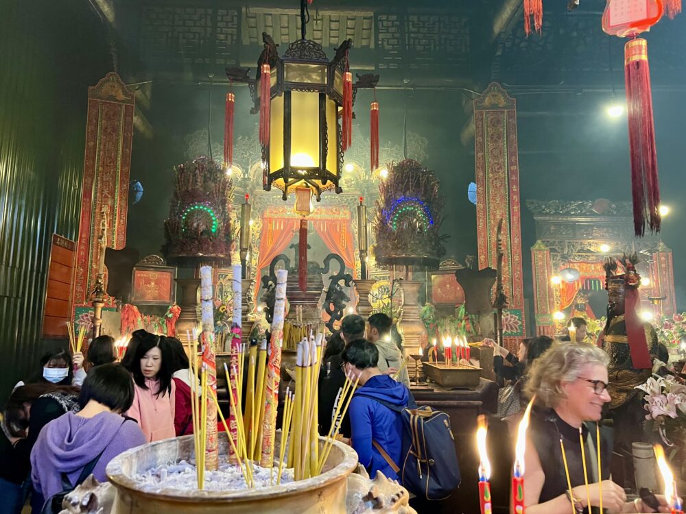 Best Things to Do in Hong Kong | The Common Traveler | image: inside temple