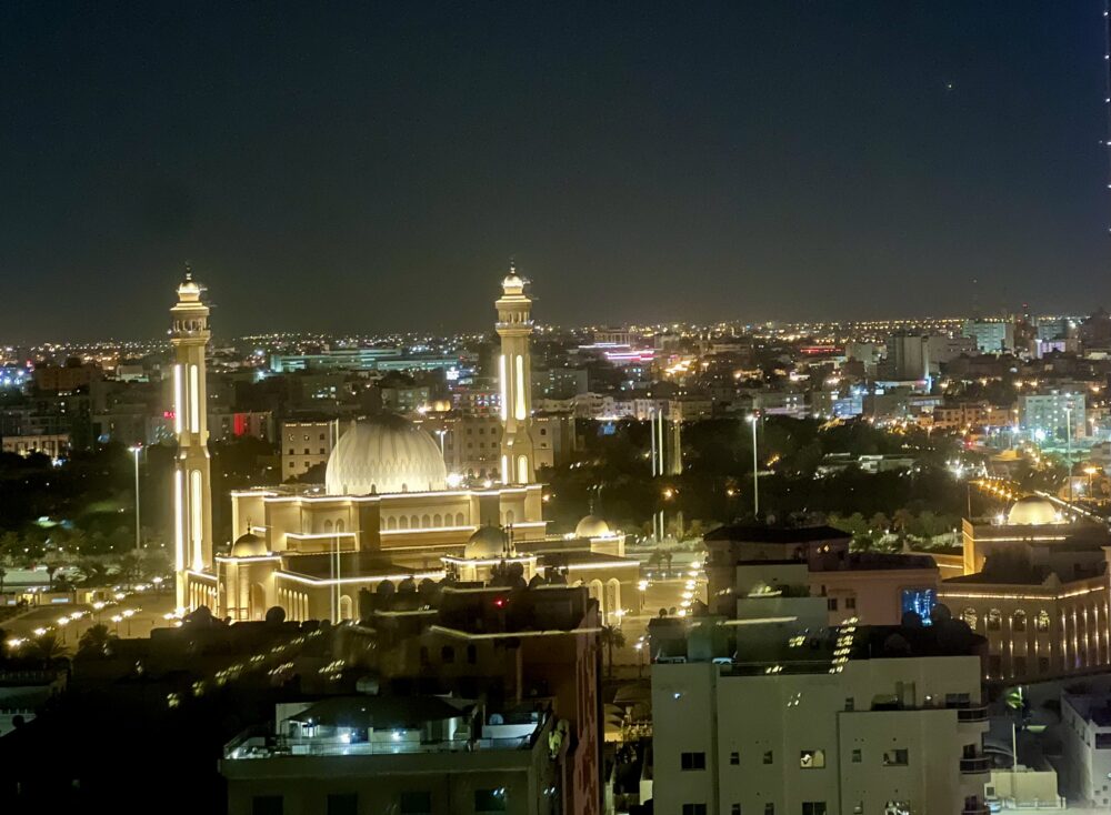 24 Hours in Bahrain Itinerary | The Common Traveler | image: Al-Fateh Grand Mosque at night