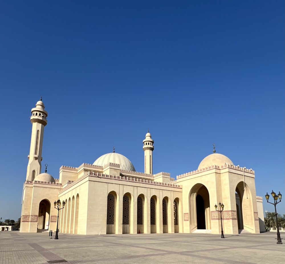 24 Hours in Bahrain Itinerary | The Common Traveler | image: Al-Fateh Grand Mosque