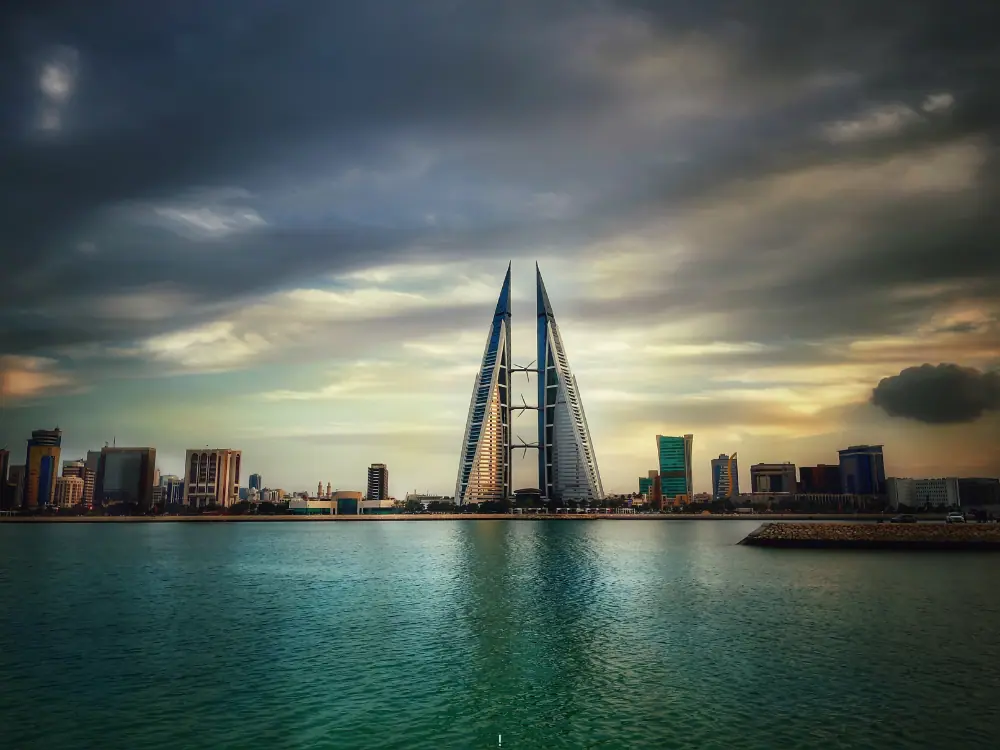 24 Hours in Bahrain Itinerary | The Common Traveler | image: Bahrain skyline