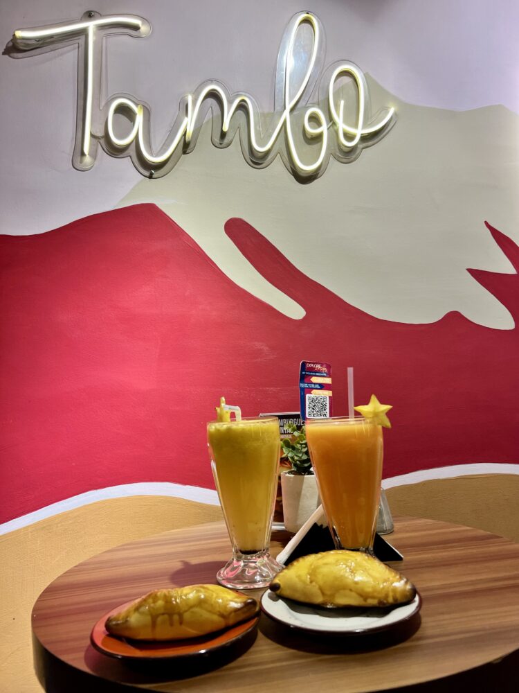 Traditional Bolivian Foods to Try | The Common Traveler | image: juices with salteñas