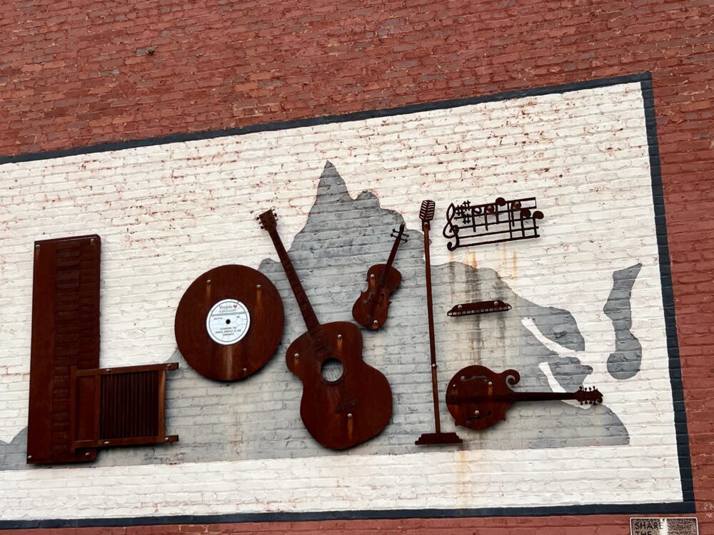 Best Things to Do in Bristol TN/VA | The Common Traveler | image: Love sign in Bristol, VA
