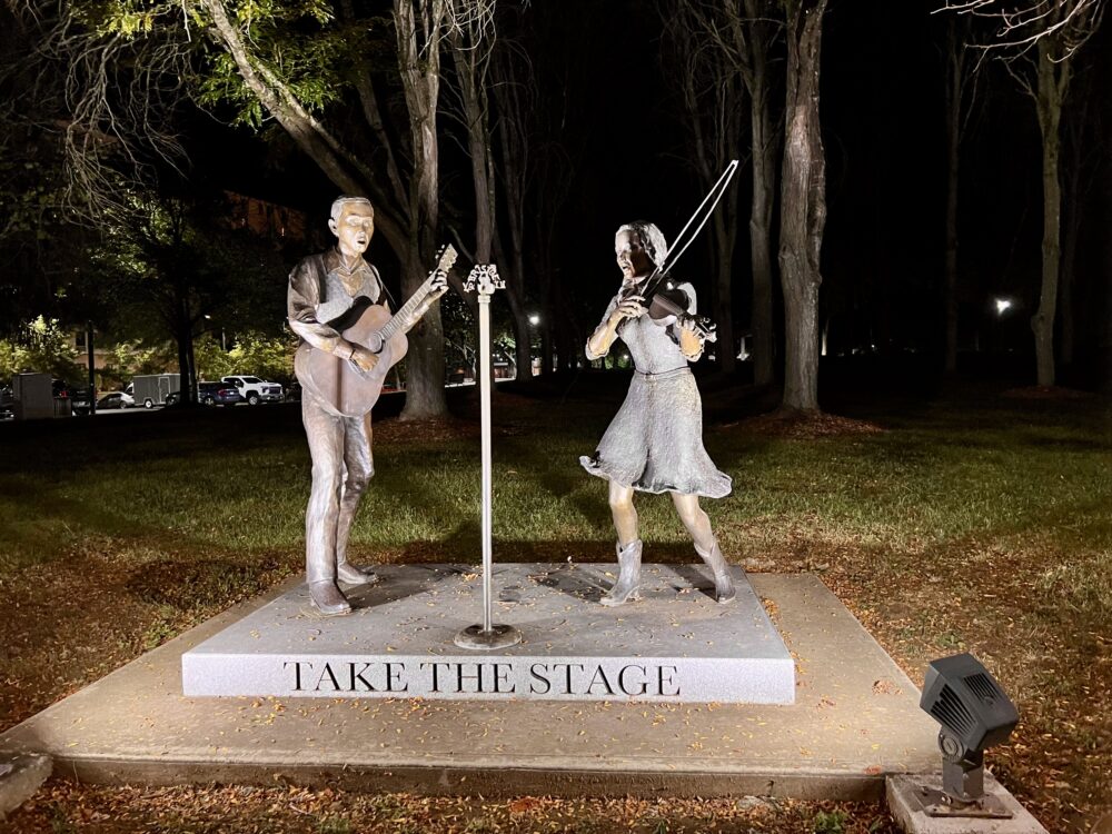 Best Things to Do in Bristol TN/VA | The Common Traveler | image: statues of musicians