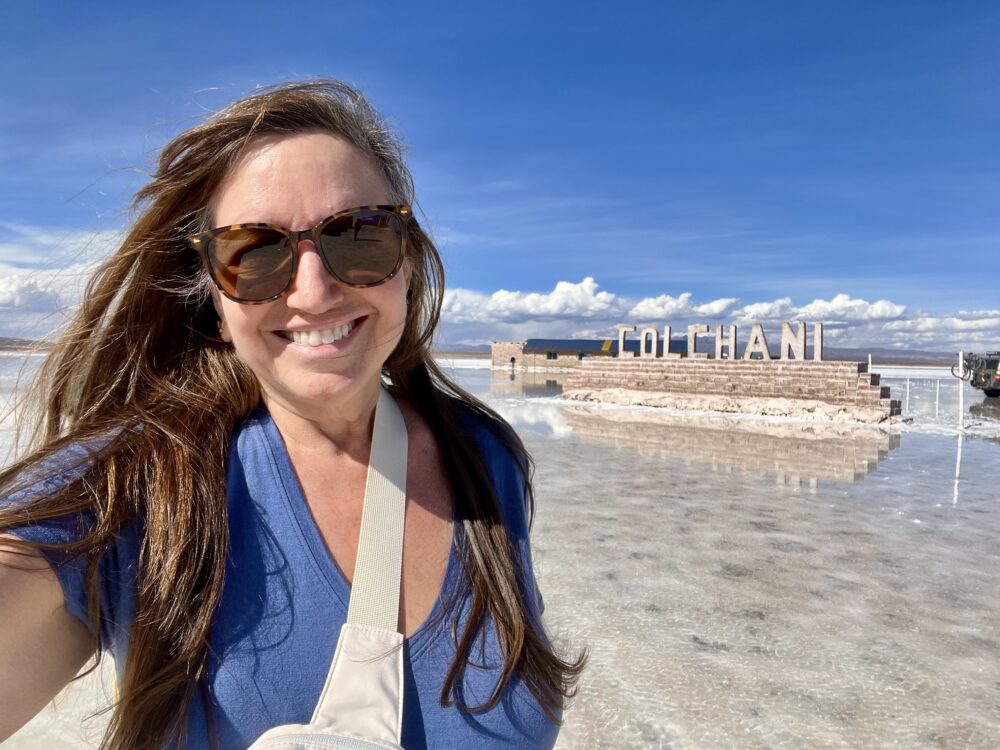 A Traveler's Guide: Tips to Prevent Altitude Sickness | The Common Traveler | image: woman in front of Colchani, Bolivia sign
