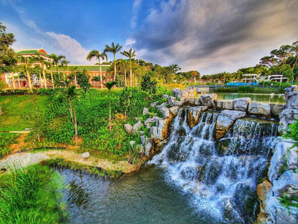 Secret Spots in Singapore | The Common Traveler | image: waterfall at Yunnan Garden