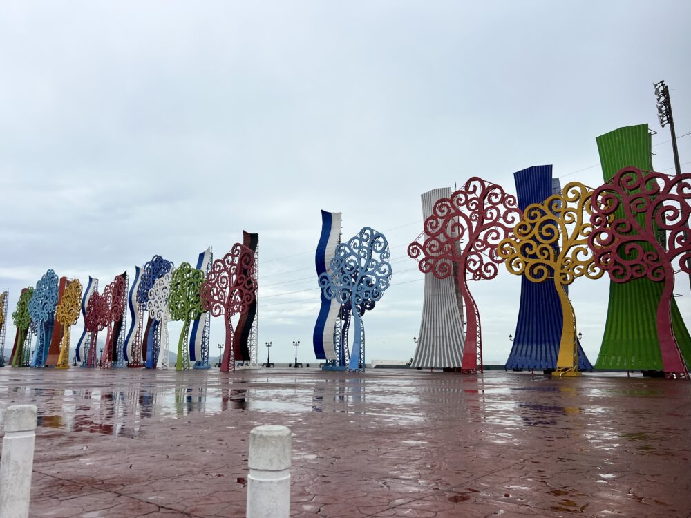 Managua, Nicaragua | The Common Traveler | image: metal trees along boardwalk