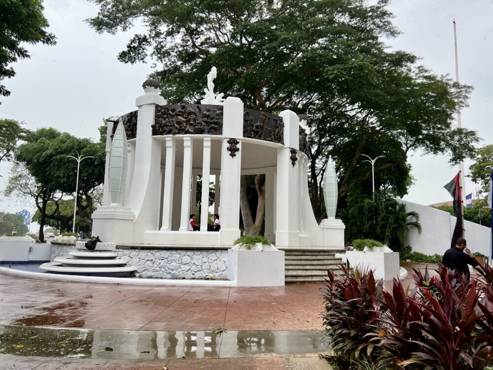 Managua, Nicaragua | The Common Traveler | image: white bandstand