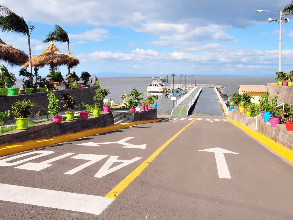 Managua, Nicaragua | The Common Traveler | image: street along Puerto Salvador Allende park