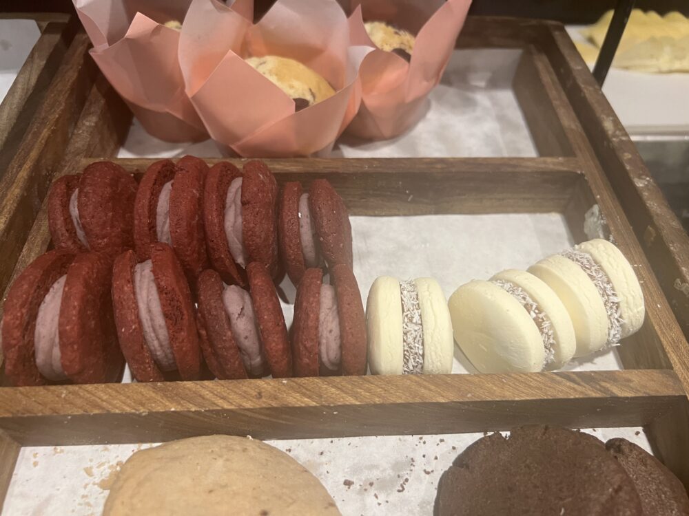 Best Foods and Drinks to Try in Argentina | The Common Traveler | image: variety of alfajores