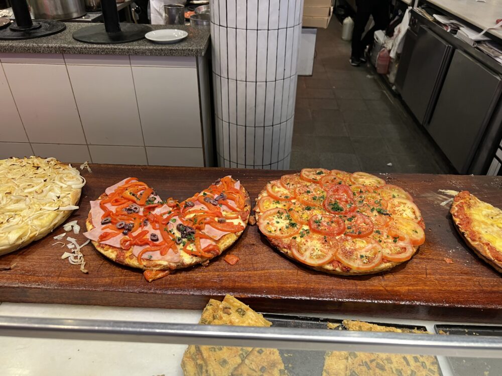 Best Foods and Drinks to Try in Argentina | The Common Traveler | image: pizzas on wooden board