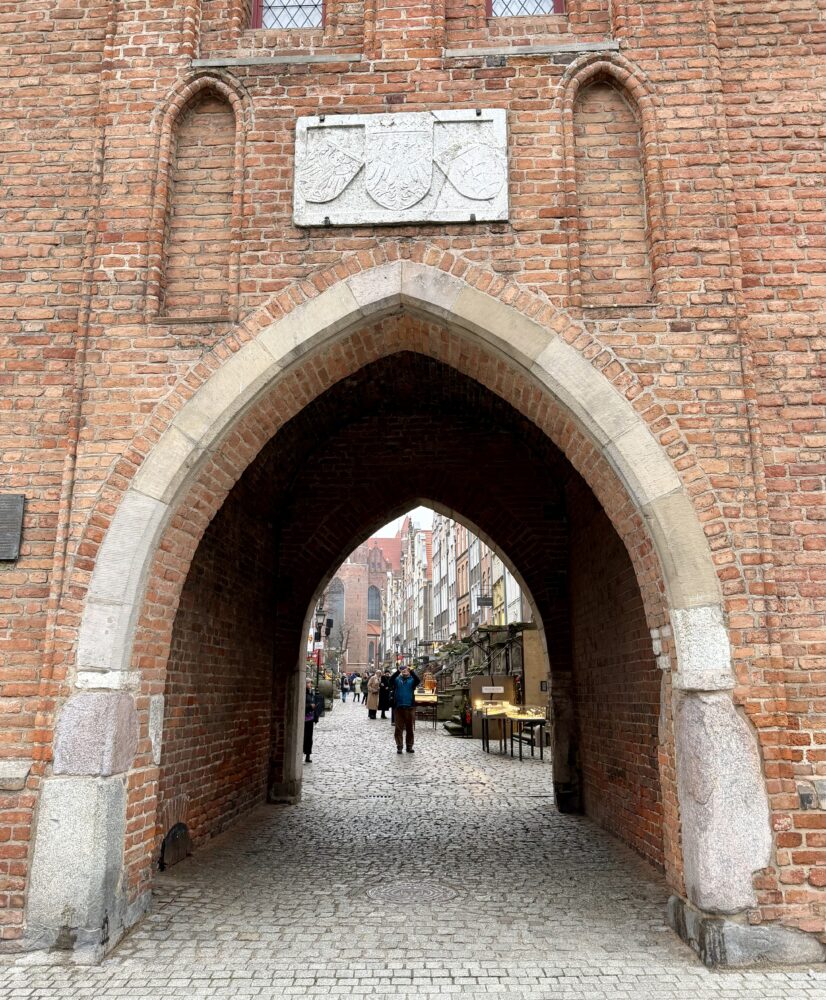 Winter in Gdansk | The Common Traveler | image: archway leading to amber alley