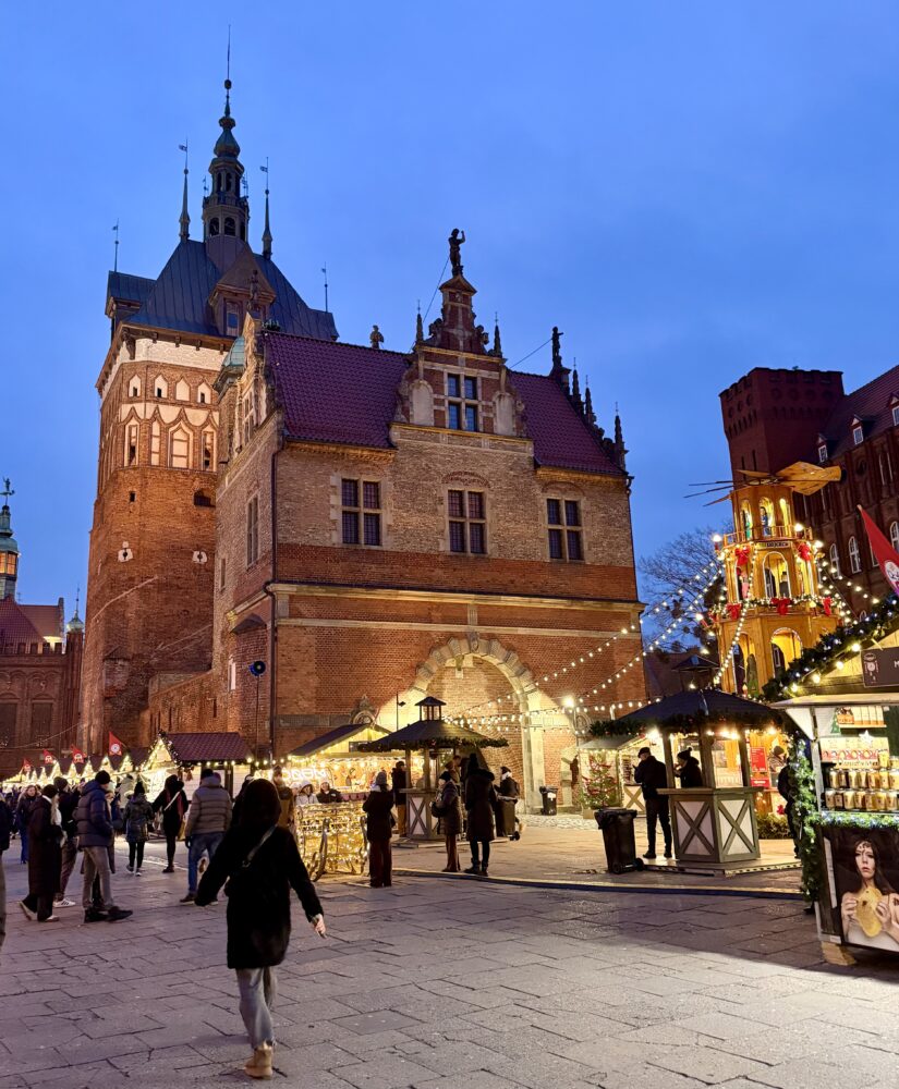 Winter in Gdansk | The Common Traveler | image: evening at Gdansk Christmas Market stalls