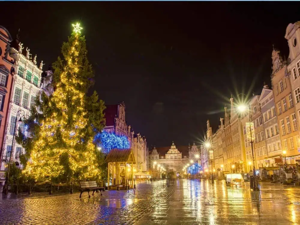 Winter in Gdansk | The Common Traveler | image: night stroll in Old Town with Christmas tree and lights