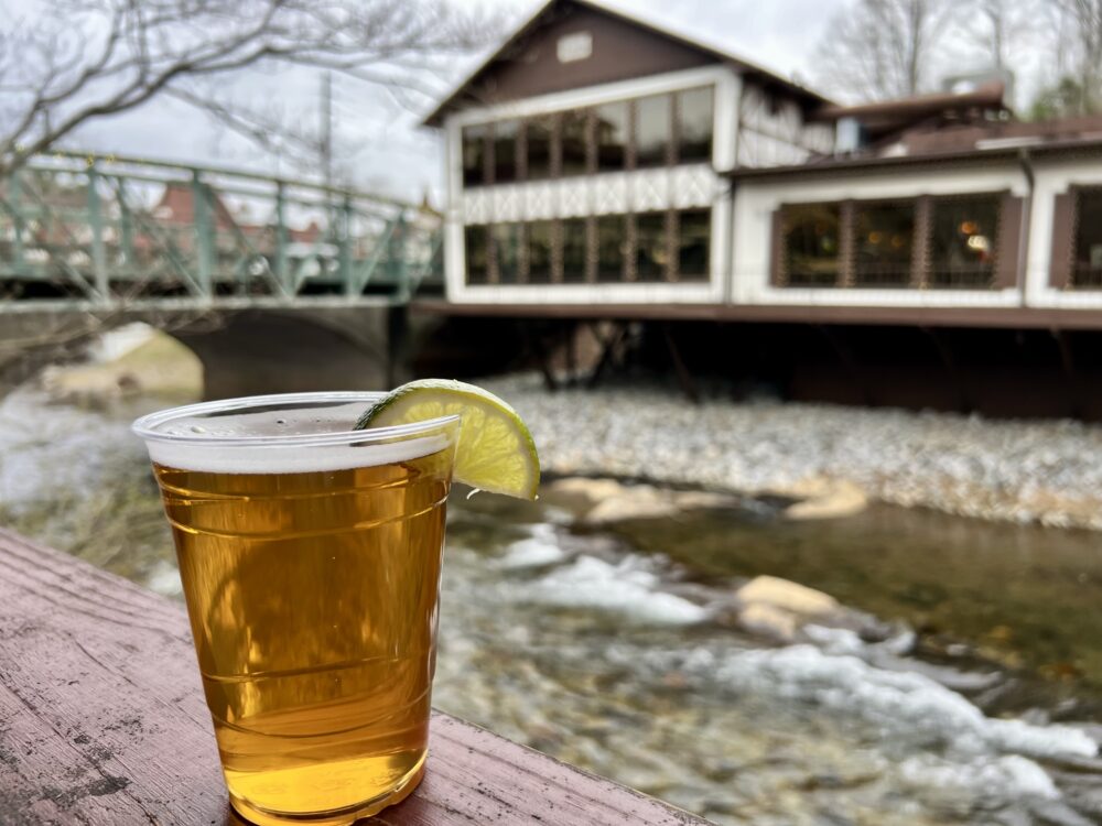 28 Best Things to Do in Helen, GA | The Common Traveler | image: beer by the river