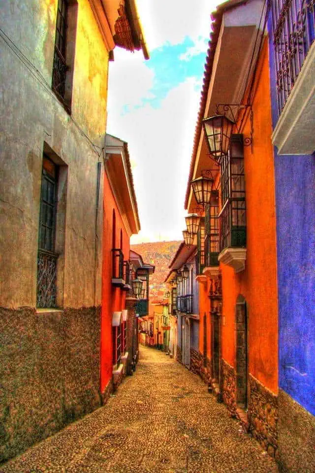 Guide to La Paz, Bolivia | The Common Traveler | image: colorful buildings along Calle Jaen