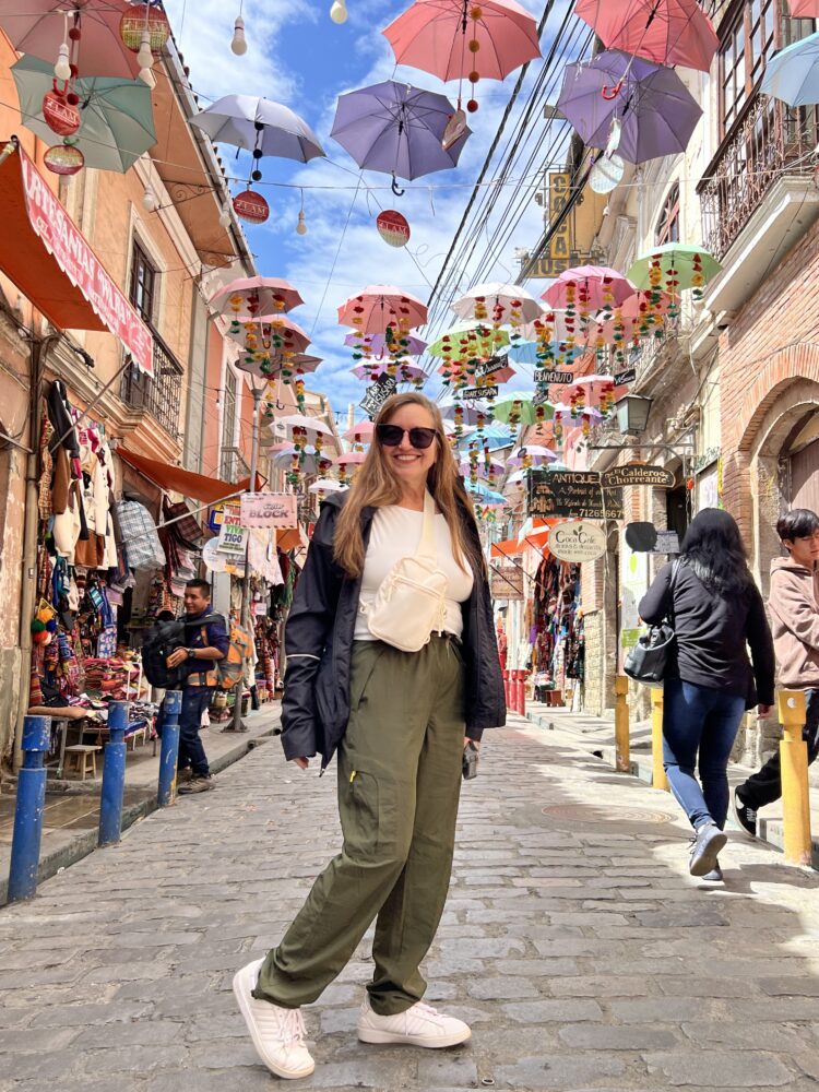 Guide to La Paz, Bolivia | The Common Traveler | image: woman standing on Umbrella Street