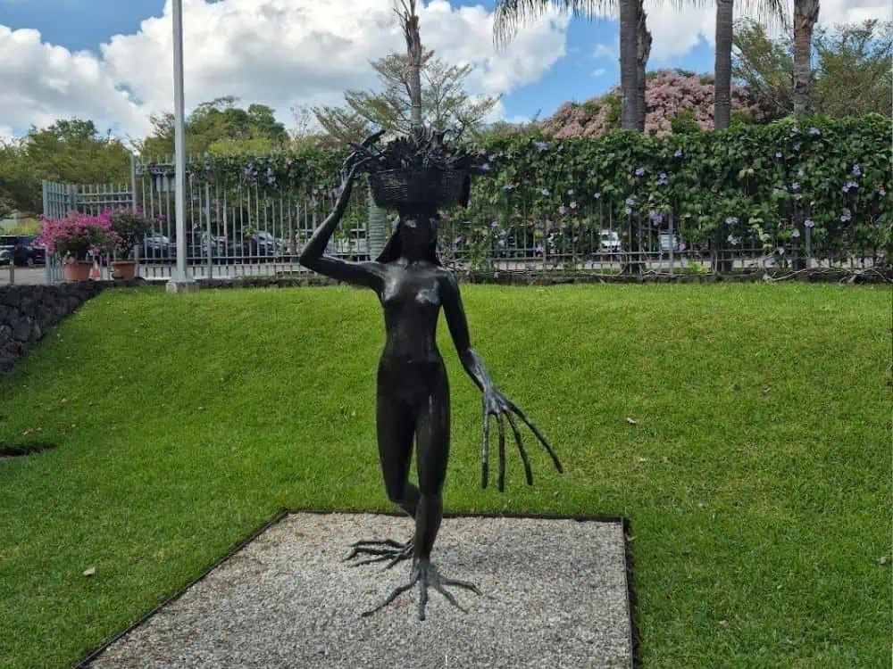 What to Do in San Salvador | The Common Traveler | image: metal statue of woman with fruit basket on head