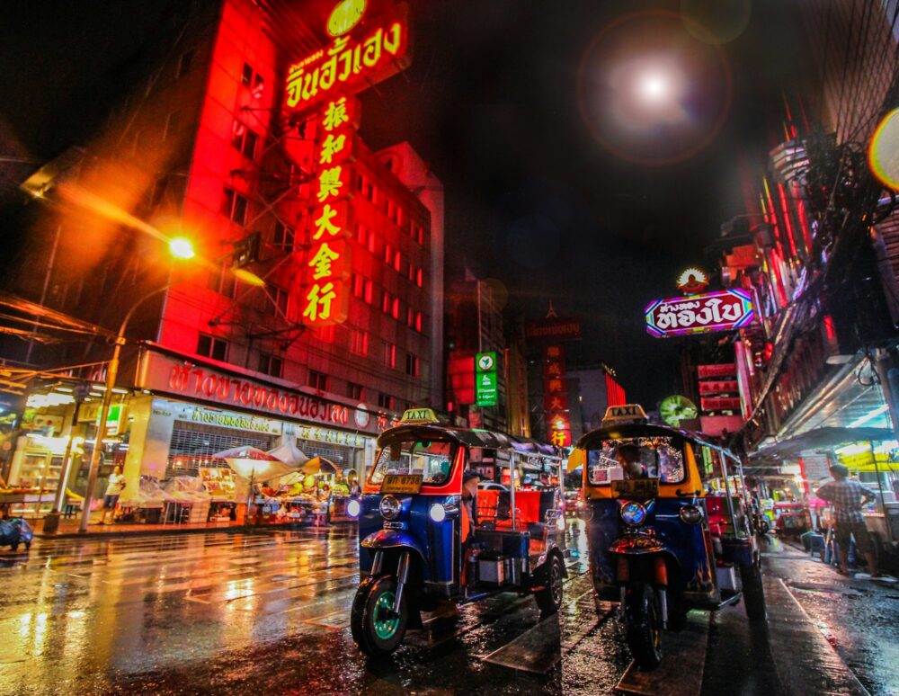 Relaxing Thailand Itinerary | The Common Traveler | image: tuk tuks in Bangkok's Chinatown at night