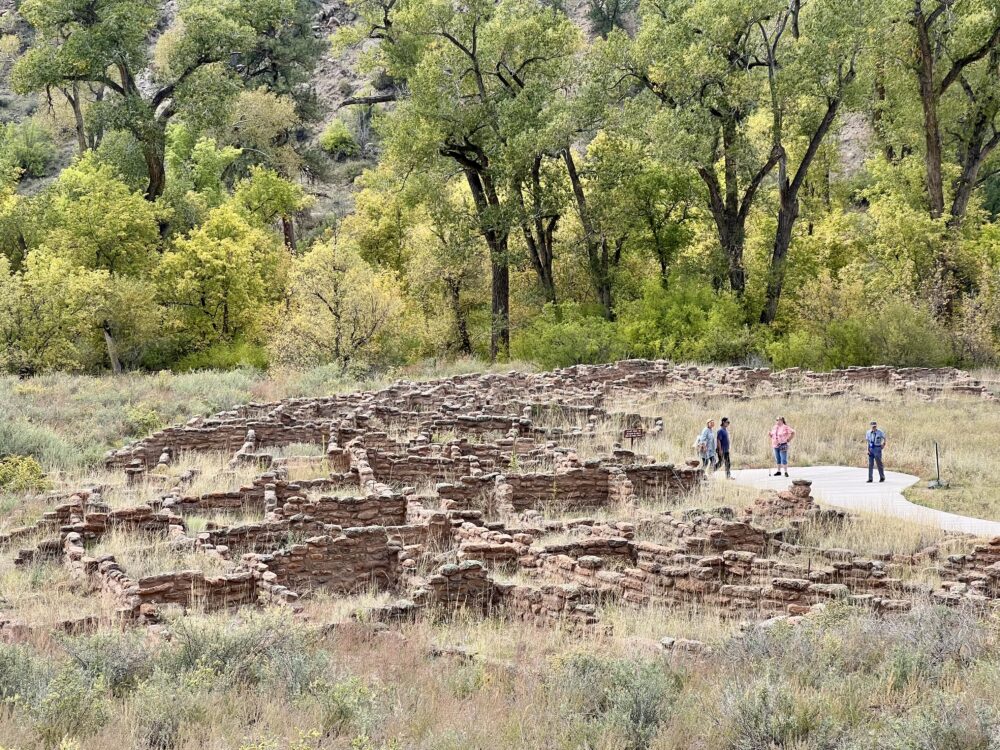 Bandelier National Monument is Amazing | The Common Traveler | image: walls in ruins along trail