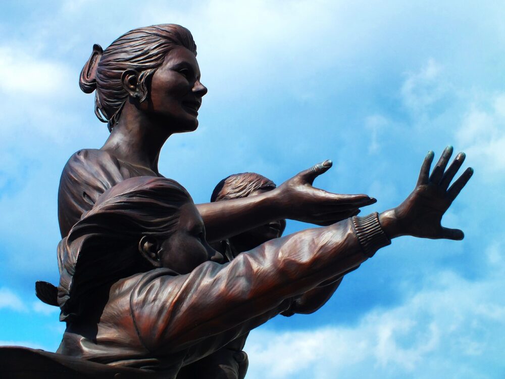 Ghost Tour in Virginia Beach | The Common Traveler | image: statue of woman and her two children with outstretched hands