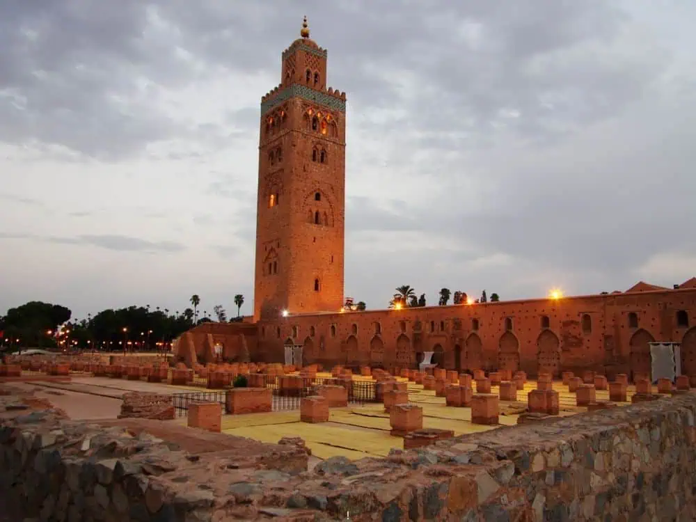 Why December Might Be the Best Time to Visit Marrakech | The Common Traveler | image: red brick evening view of Koutoubia Mosque