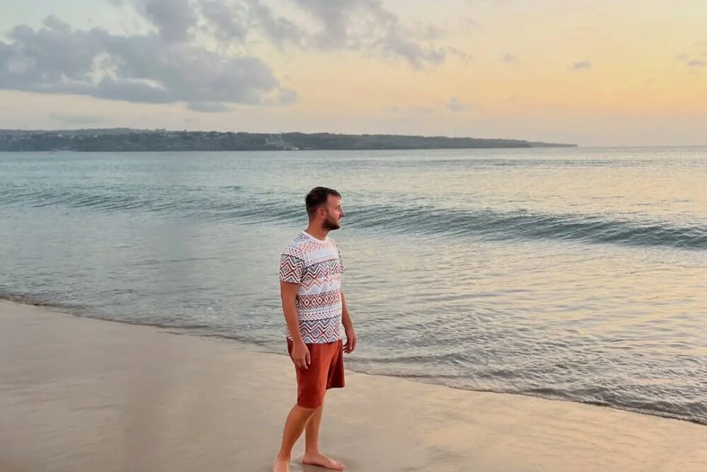Luxury Bali on a Backpacker's Budget | The Common Traveler | image: man on beach at sunset