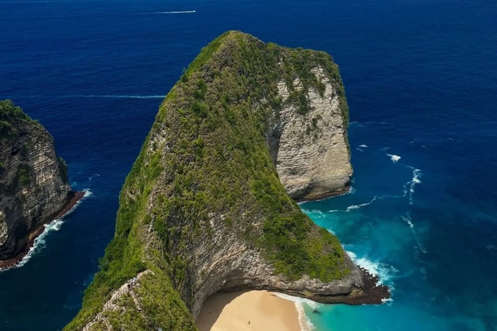 Luxury Bali on a Backpacker's Budget | The Common Traveler | image: Nuda Peninsula with blue waters