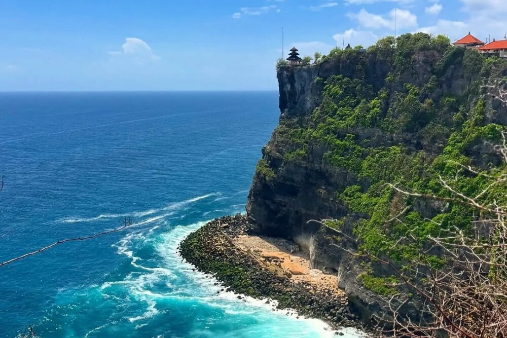 Luxury Bali on a Backpacker's Budget | The Common Traveler | image: Uluwatu Temple with cliff and water below